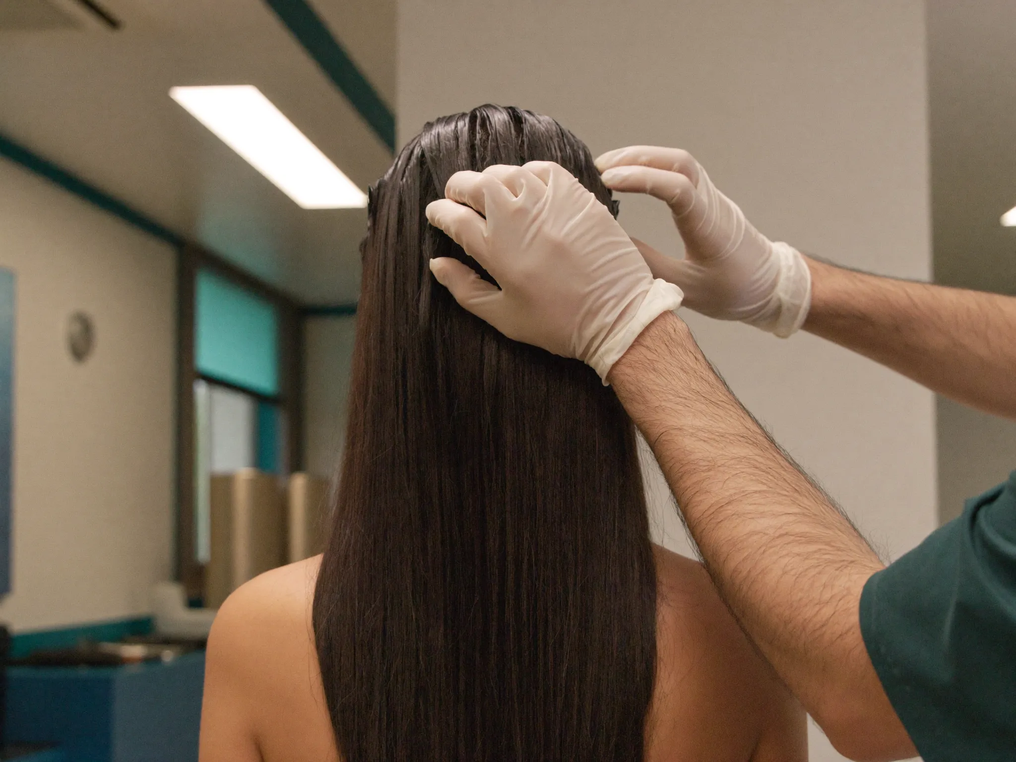 Untersuchung des Scheitels bei einer Patientin mit langem Haar